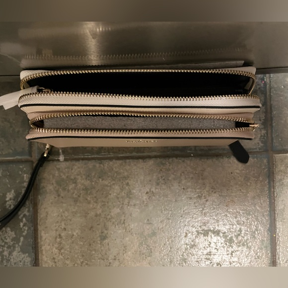 Kate Spade Large Carryall Wristlet - Picture 6 of 8